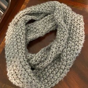 Women’s gray scarf